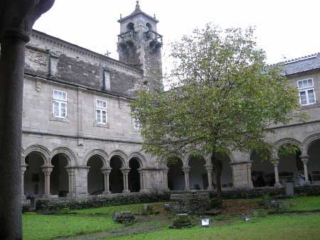 Cláustro del Museo Arqueológico de Luga.
