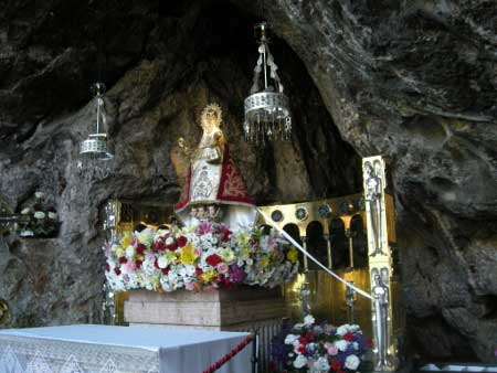 La Santina de Covadonga en la Santa Cueva (Asturias)