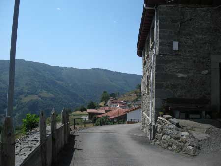 Pajares. Barrio de la Pria. Camino del Salvador etapa 4