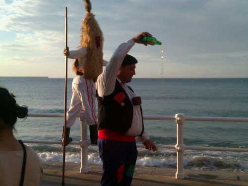 Escanciando en playa San Lorenzo de Gijón (Asturias)