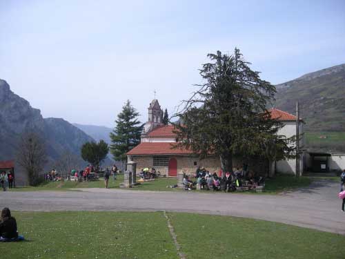 Texu e iglesia de Pedroveya (Quir&oacute;s-Asturias)